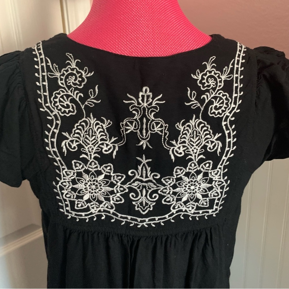 Black Short Sleeved Dress or Tunic with White Embroidery size Medium - Picture 8 of 9